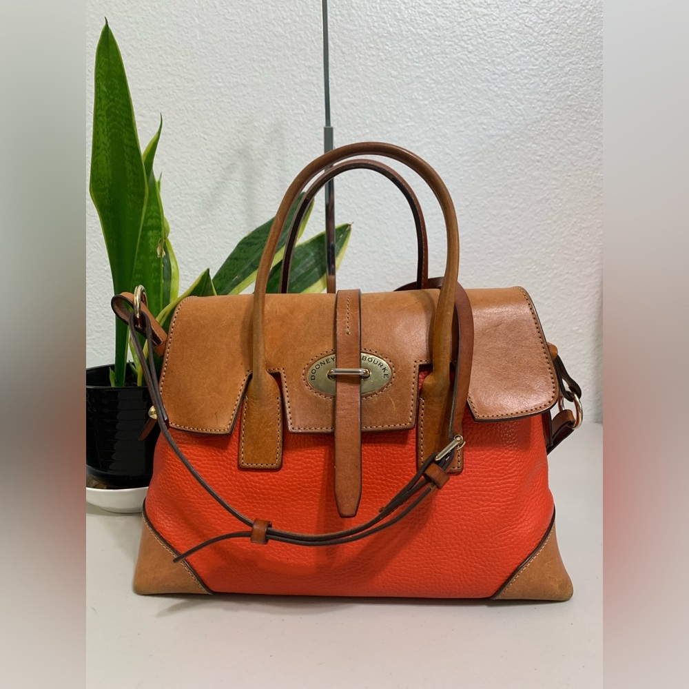 💕👜Dooney & Bourke  1975 Signature Classic Leather Shoulder/Handbag - Picture 2 of 11